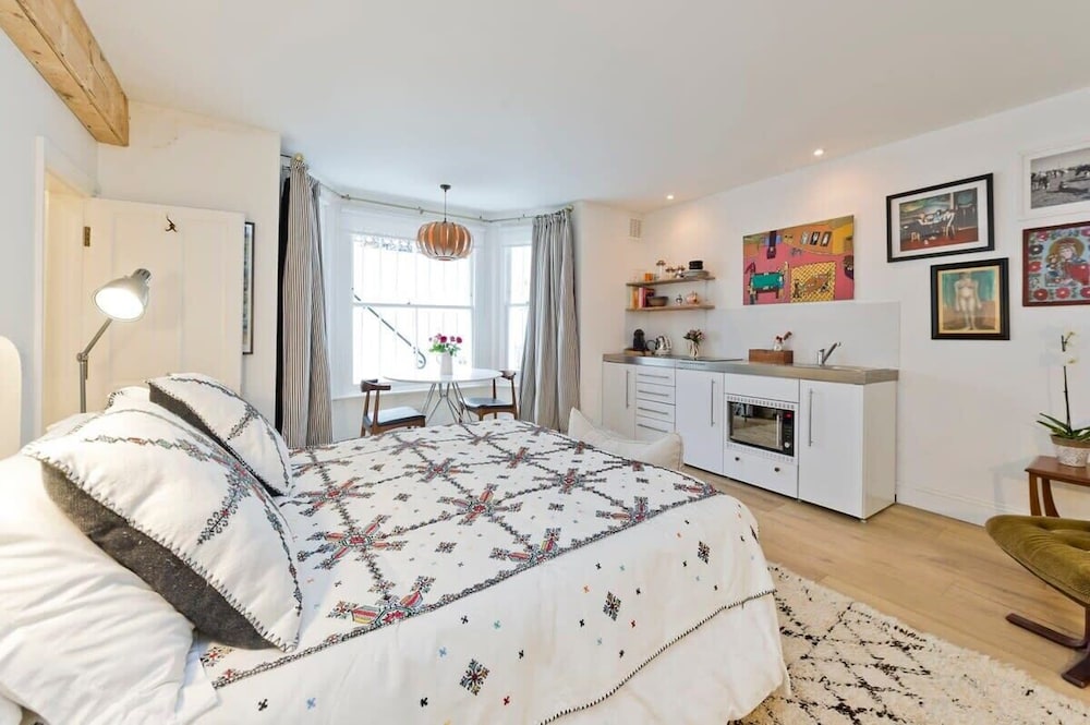 Gorgeous & Grand 5 Bed House, Holland Park