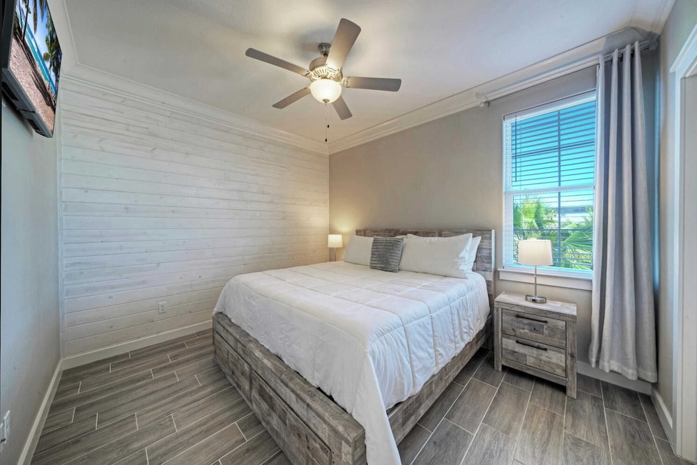 Sleeps 33! 4 Condos, Walk to the Beach, Resort-style Pool, Endless Summer Resort