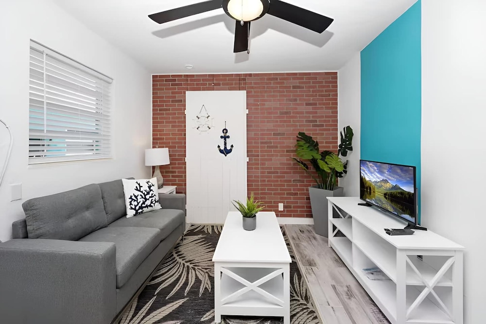 Luna Beach House in Hollywood