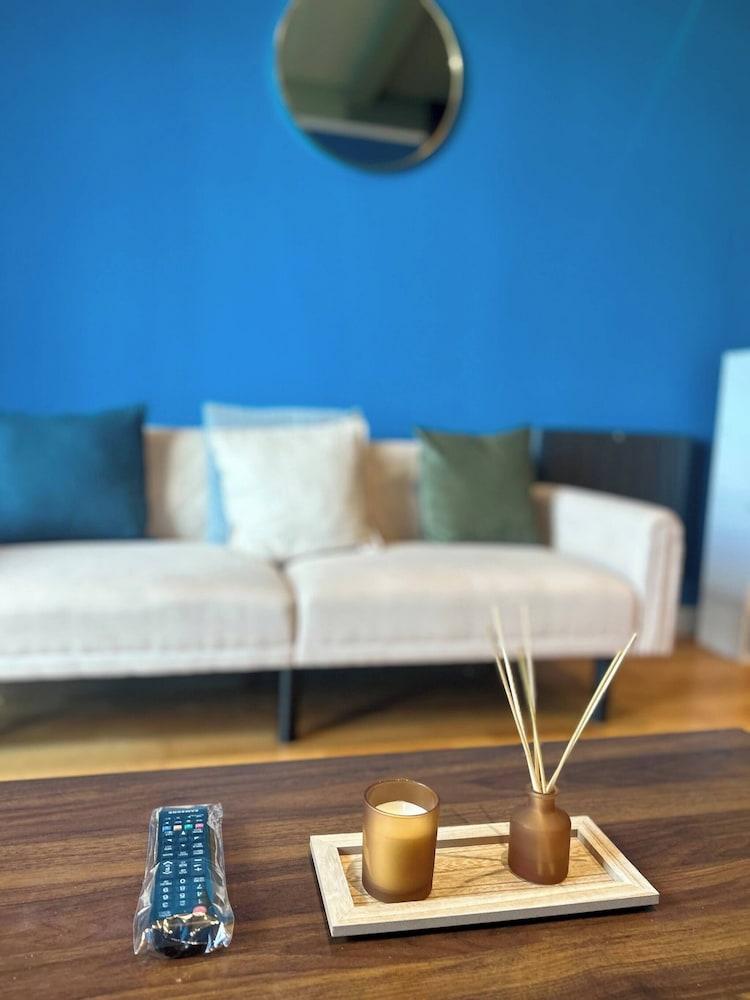 Modern City Blue Apartment Next To The AO Arena Free Parking