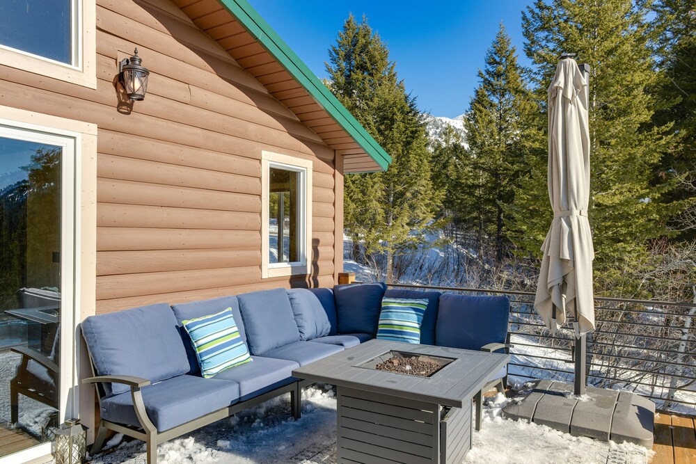 Wyoming Cabin w/ Hot Tub & Mountain-view Deck