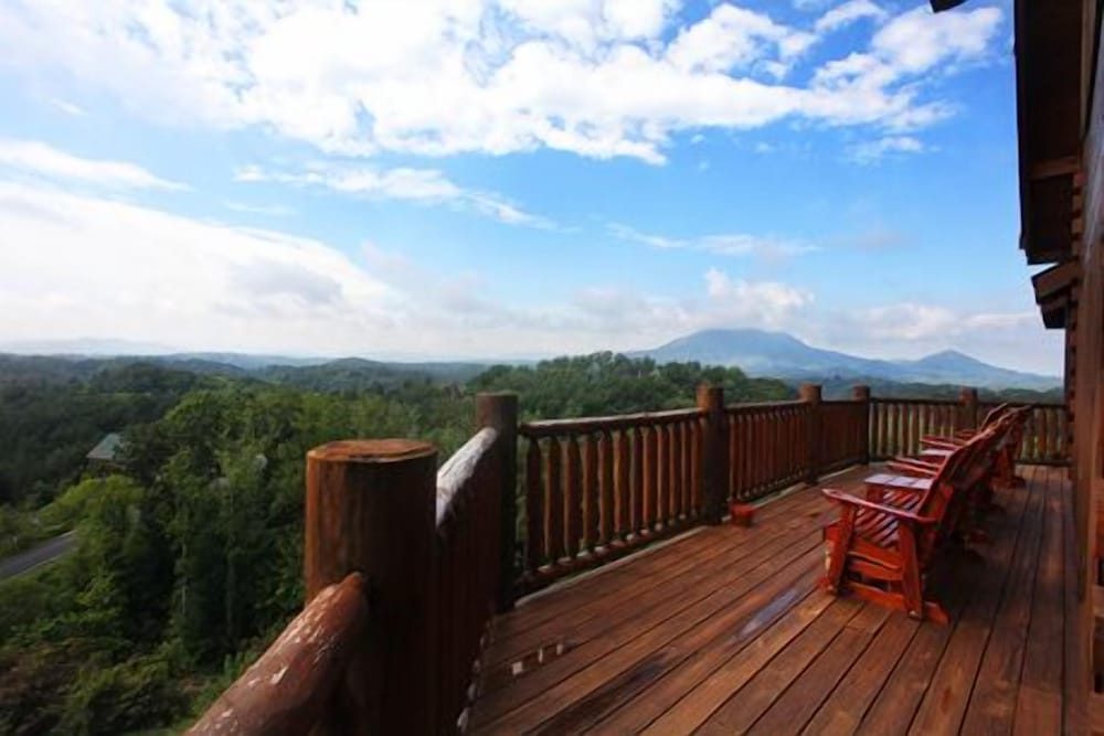 Serenity Mountain Pool 9 Br cabin by RedAwning