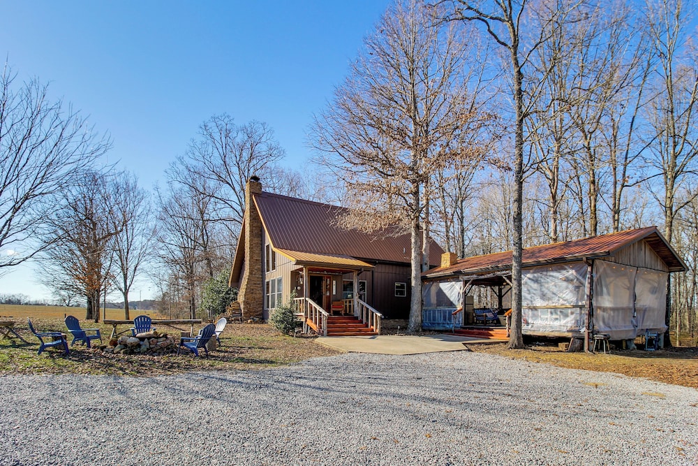 Reel in Fish, Relax By Fire: Mcminnville Cabin