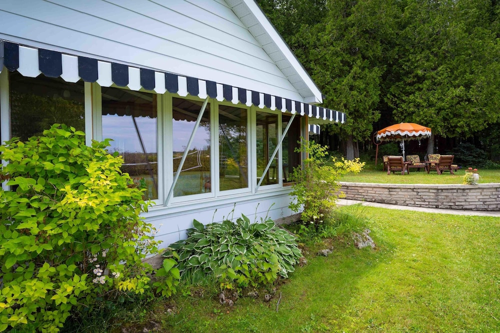 Retro Spacious Cottage - Somewhere in Time