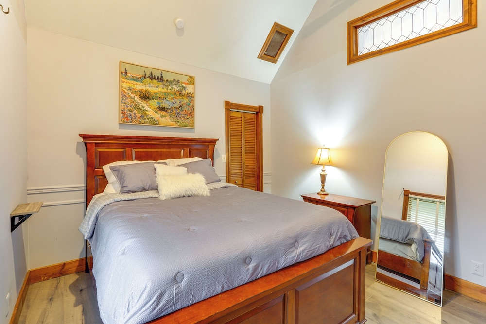 100-year-old Farmhouse in Fulton: 6 Mi to Town!
