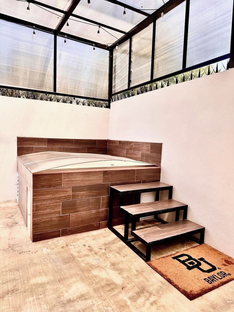 Private Jacuzzi and Pool 2 Level House