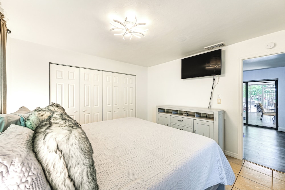 1 Mi to Dtwn Bonita Springs: Home w/ Lush Yard!