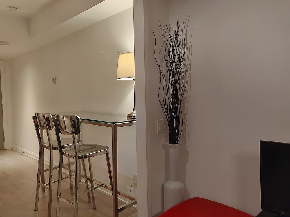 Amazing Royal Suites Yorkville - Image 2