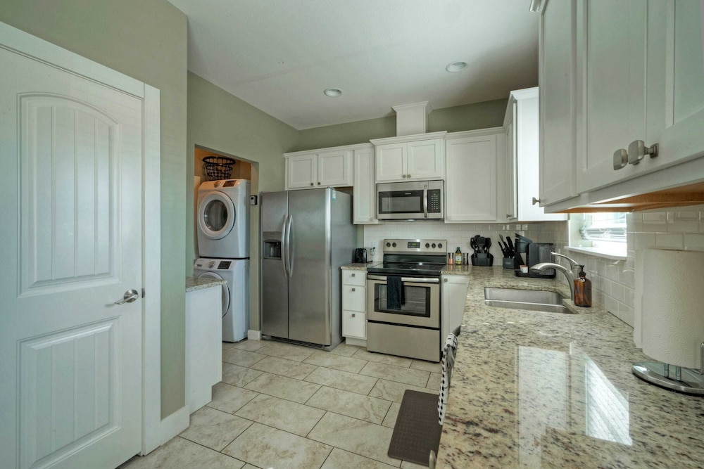 Ridley Retreat Community Pool, Mins to the Beach Corpus Christi + Port A