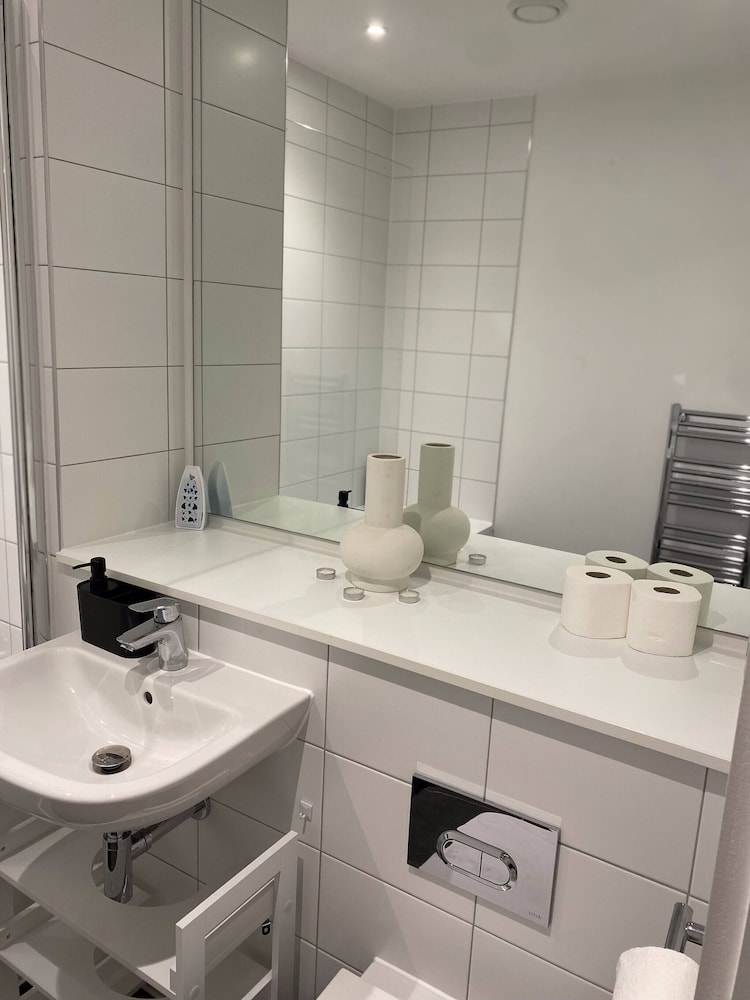 Lakeside - Central Apartment - Free Parking - Cinema Room