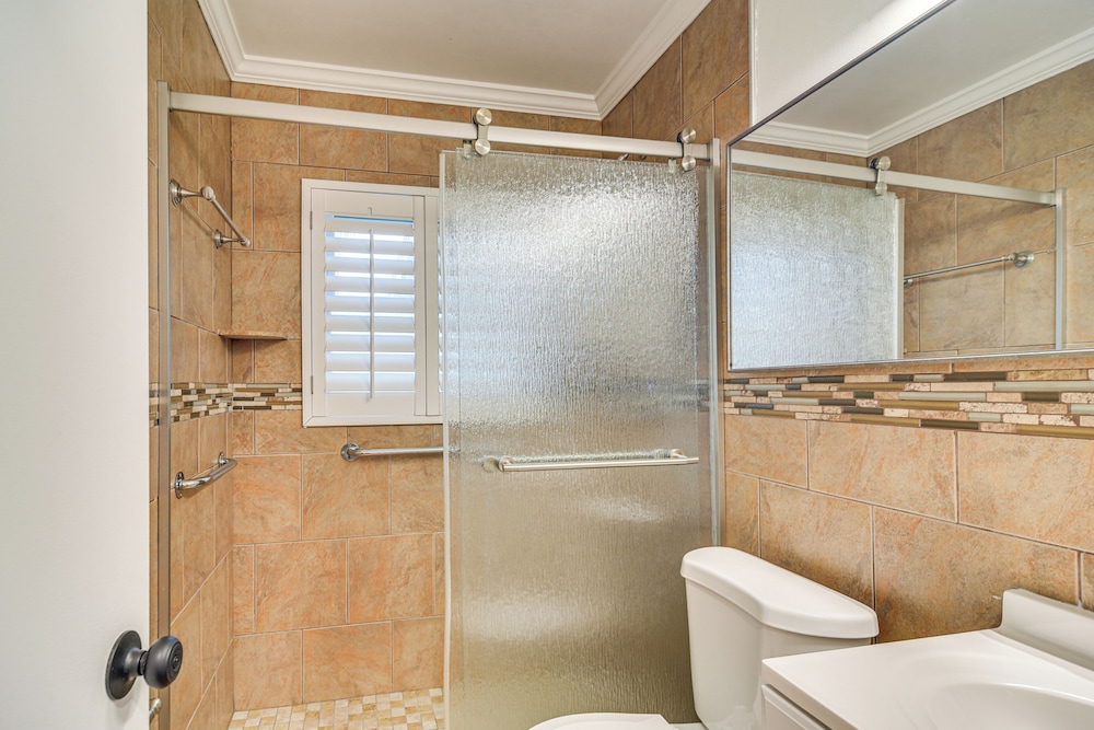 5 Mi to Dtwn: Pet-friendly Home in St Petersburg!