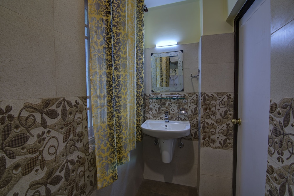 OYO 13465 Greendot Hotel