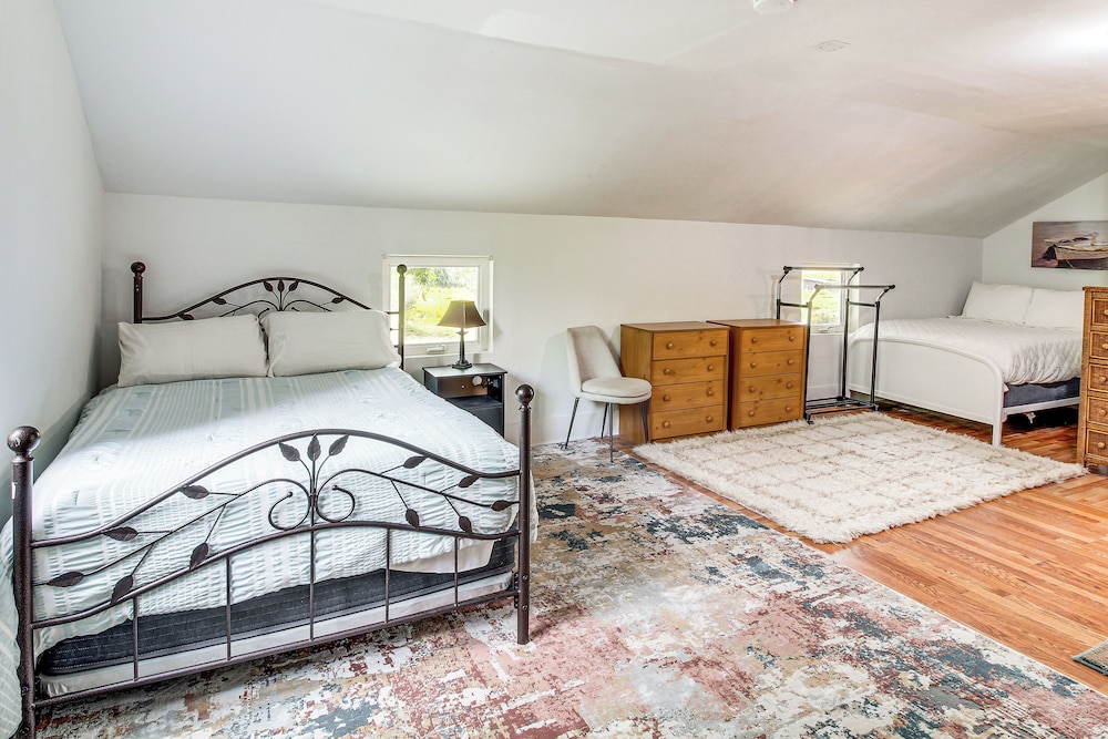 2 Mi to Downtown Coos Bay: Home w/ Deck, Fire Pits