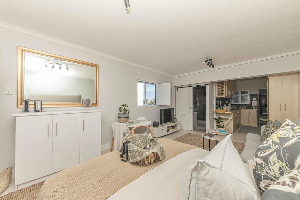 Mouille Point Studio Including Welcome Basket