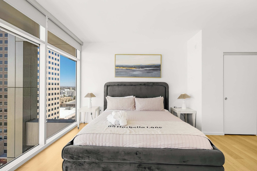 @marbella Lane - Chic 2BR Penthouse w/ Ocean Views