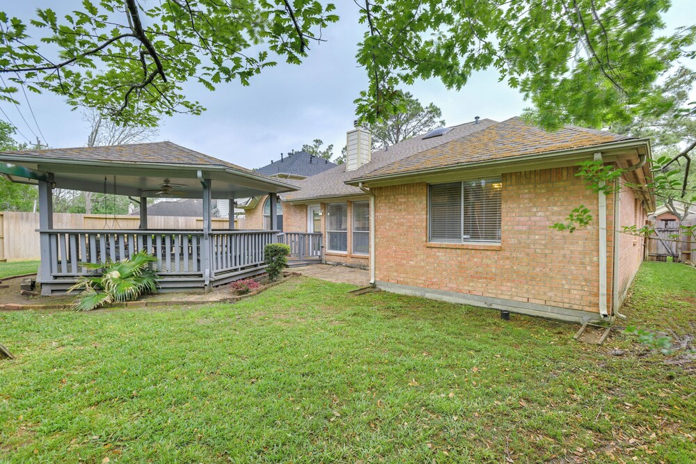 Private Yard + Gazebo: Quiet Houston Home