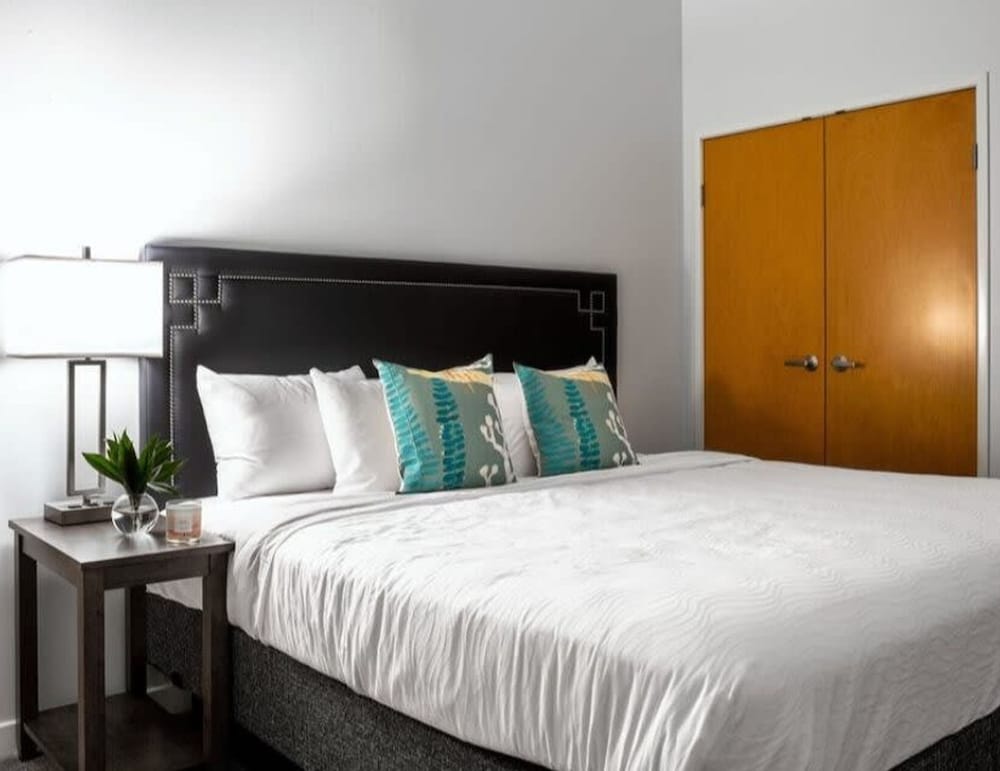 Beautiful 2BR 2BA In The Block by Cozysuites view 5