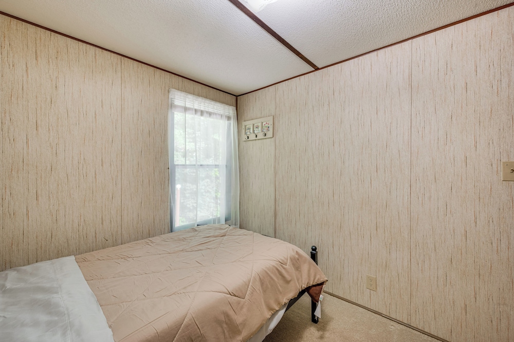 3 Mi to Badin Lake: Quiet New London Retreat