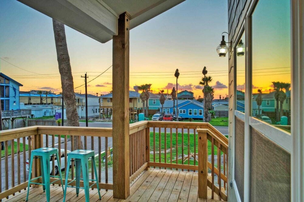 Sleeps 20 2 Modern Homes w/ Private Pool, Deck+patio 3-min Walk to the Beach