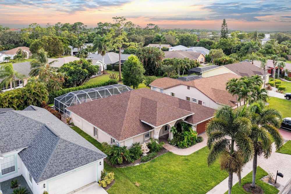 Private Pool, Firepit, Game Room Mins to Beaches + Community Amenities Casa Solara by Avantstay