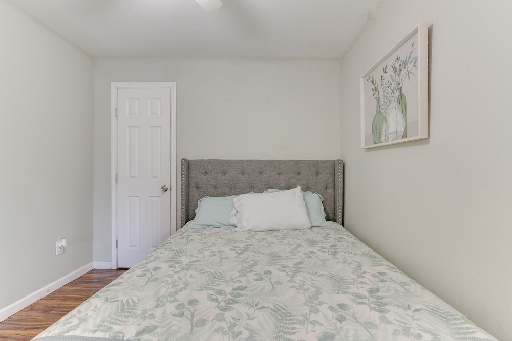 Walk to Beach: Cozy Unit in Galveston!