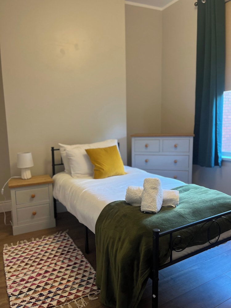 Apt - Sleeps 5 - Short Walk To Attractions