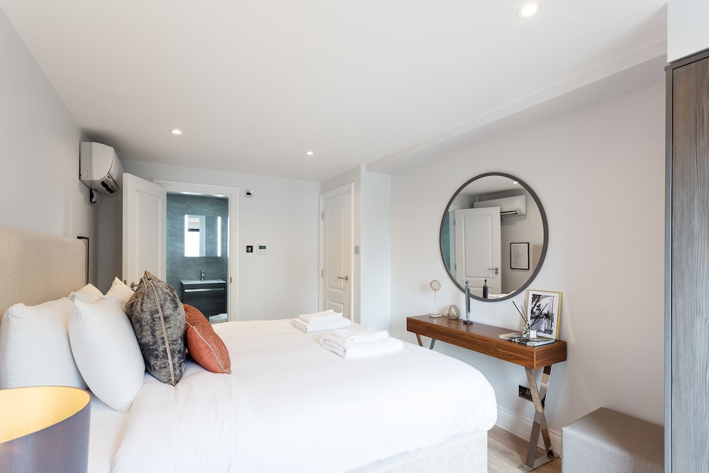 The Carlyle - Elegant Serviced Apartments