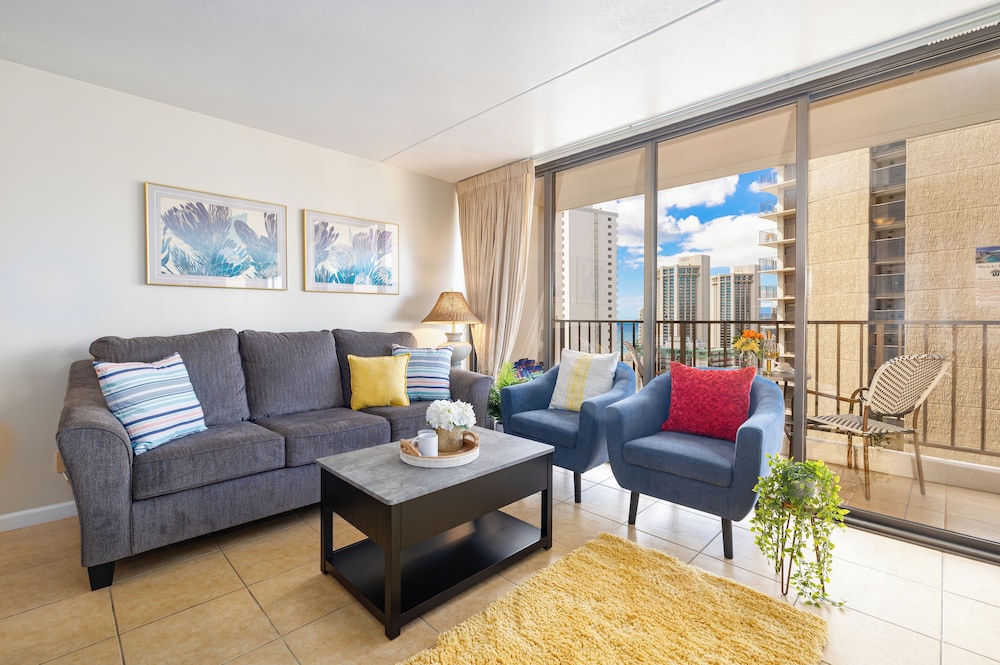 High Floor Ocean View Condo (King Bed and Parking): hotel room photo