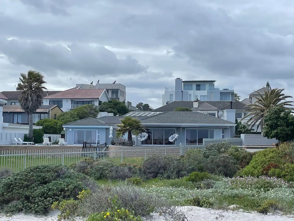 Beachfront, Private Pool, Pizza Oven, Pool Table, Fast Internet, Family Friendly
