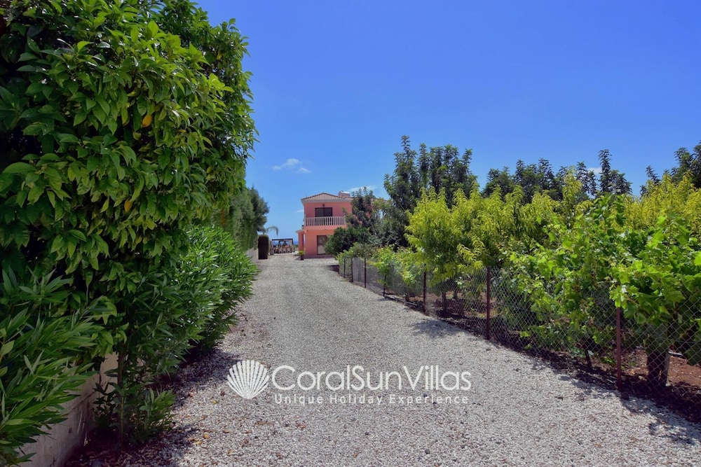 Family Villa Short Walk To Coral Bay Strip 5 Min and Pub, Shops etc