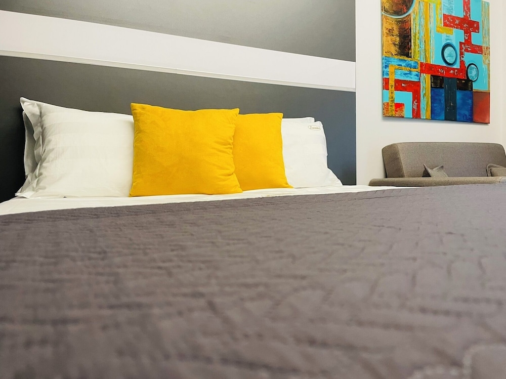 LUXSUITES