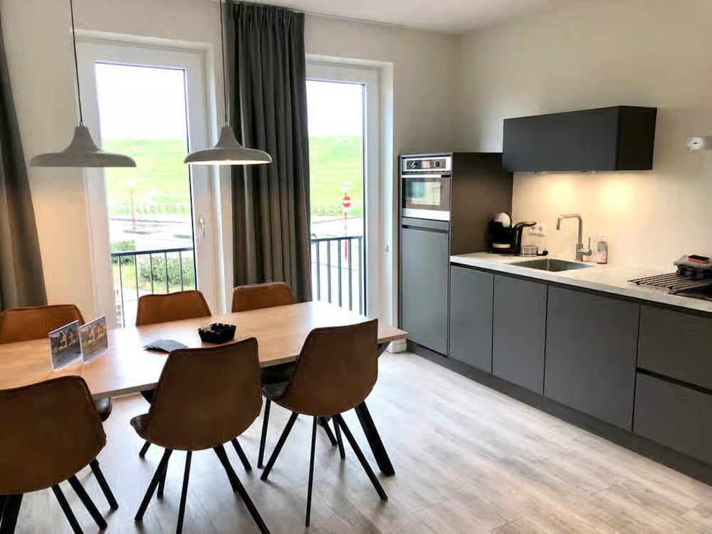 Beautiful Lodge Parallel to the Shopping Street