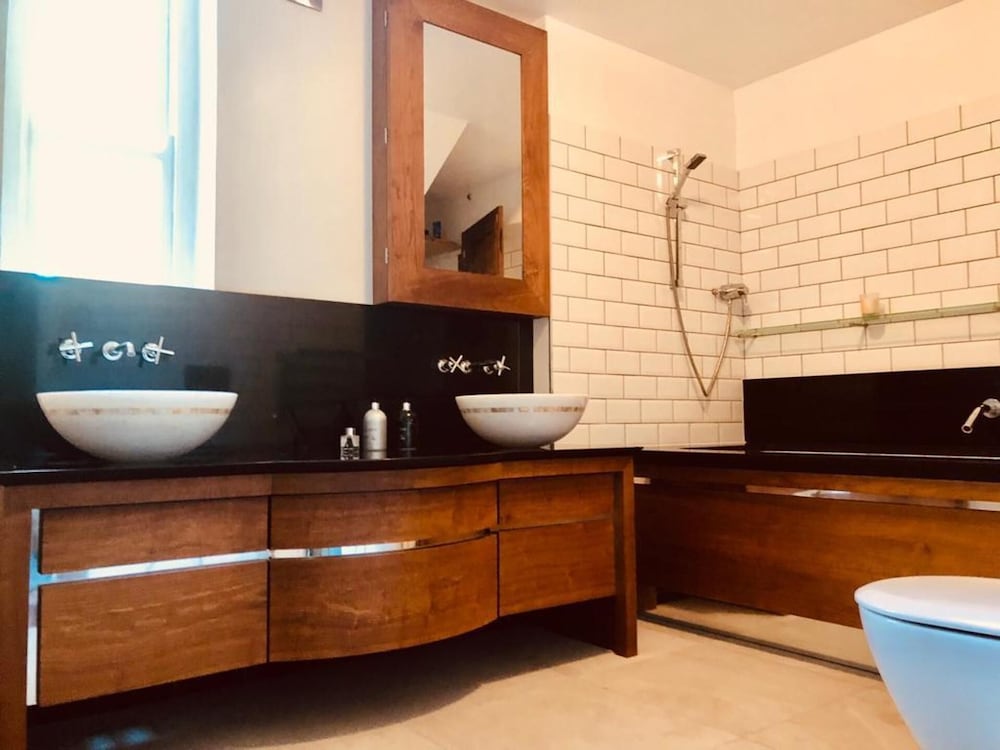1 Bedroom Flat Sleeps 4 -free Onsite Parking -wifi
