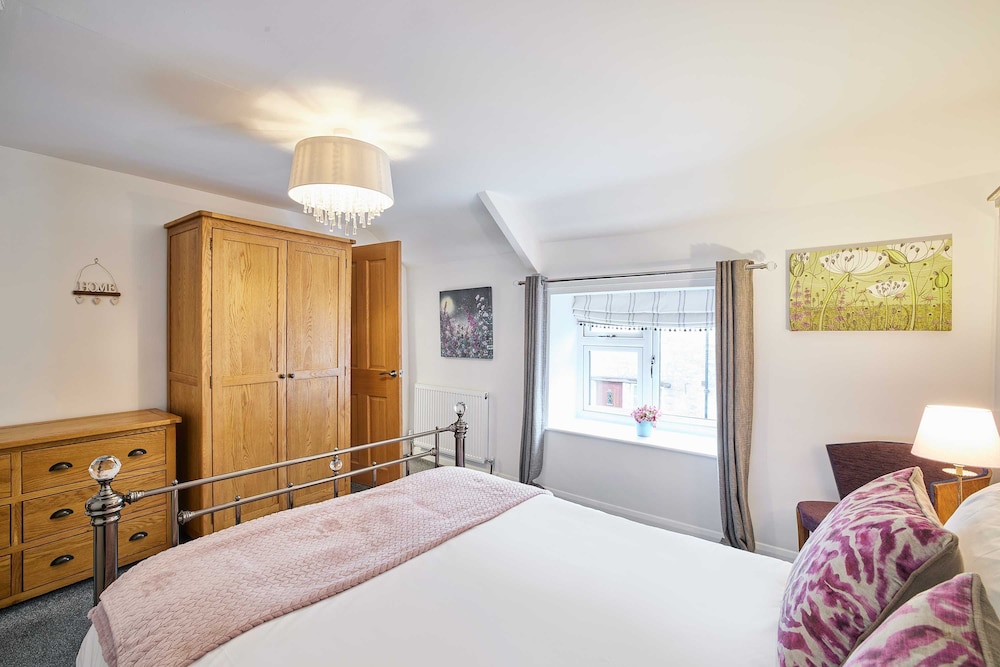 Host Stay Anvil Cottage
