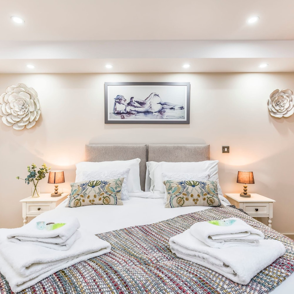 Stylish Ground Floor Apartment With Parking