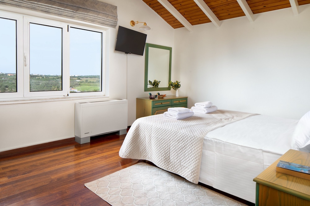 Villa Elihrisos-private Heated Pool Near the sea
