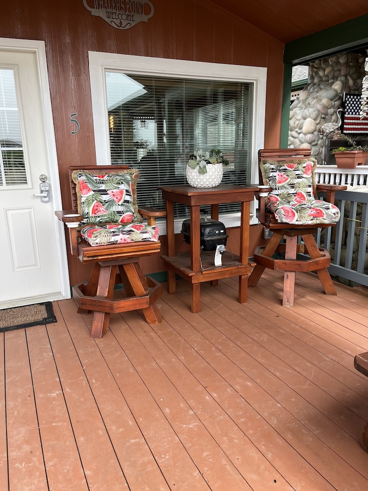 The Collins Inn and Seaside Cottages - Adults Only
