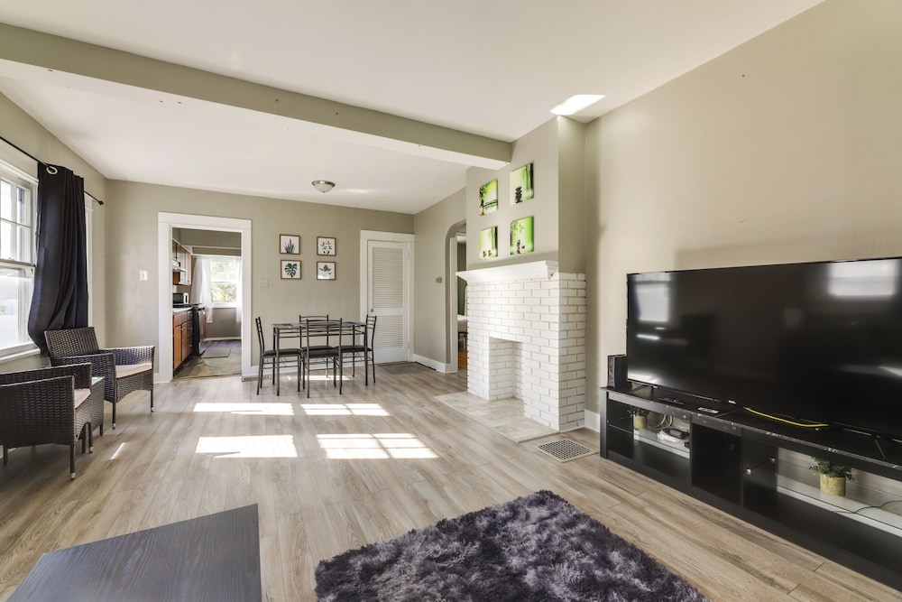 Close to University & Dtwn: Home in Dayton