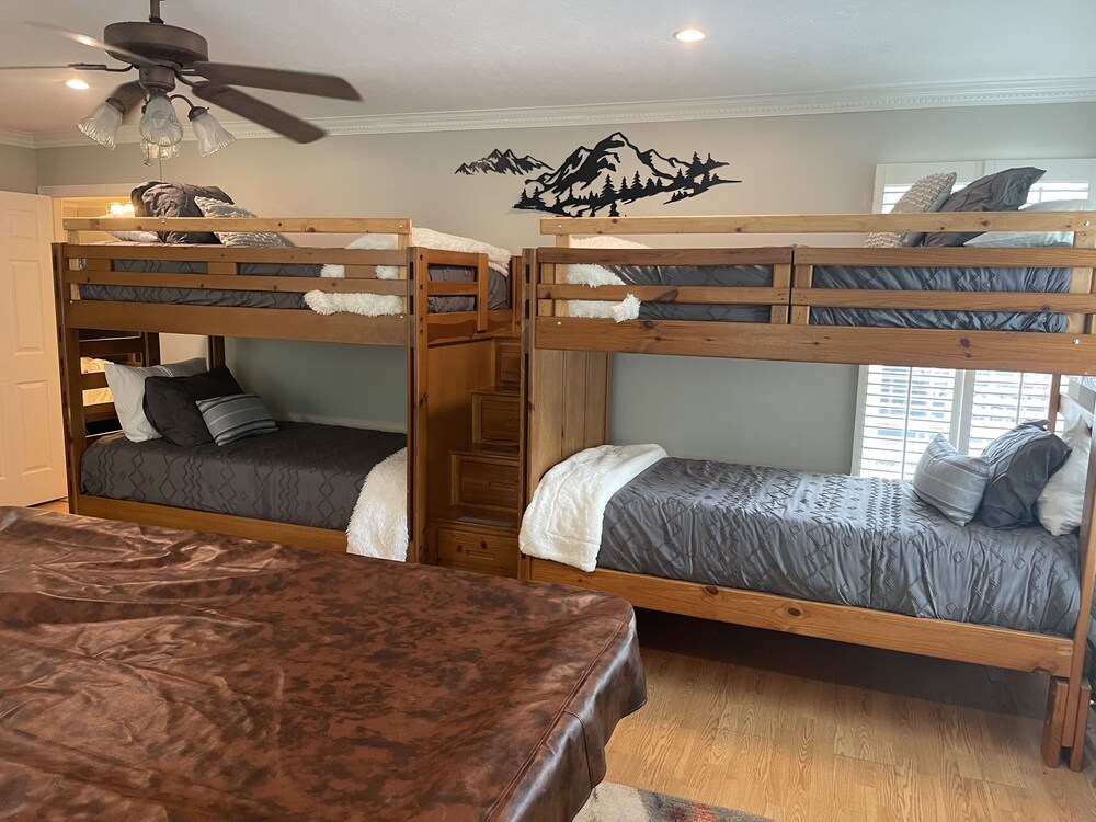 Twin Ponds Retreats 4 Bedroom Retreat by RedAwning view 4
