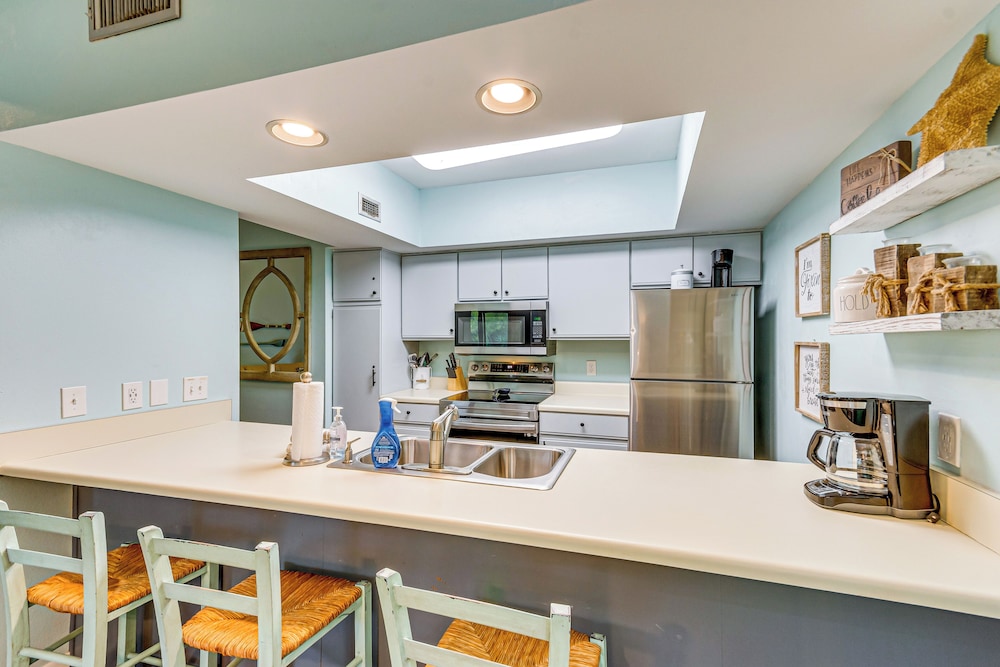 7 Mi to The Wharf: Gem w/ Beach Access