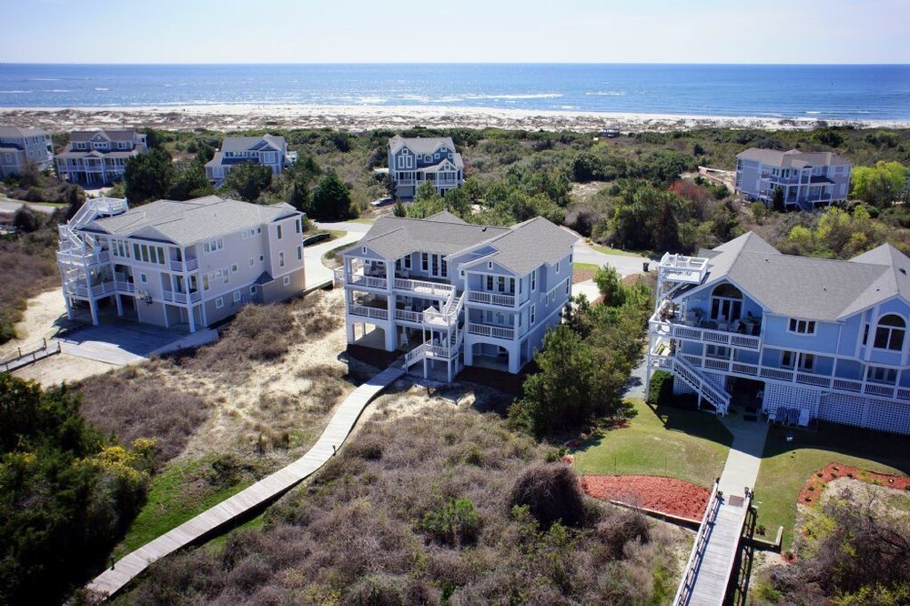 Gray Goose 5 Bedroom Home by RedAwning