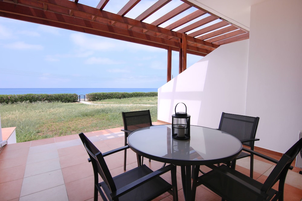 Phaedrus Living: Beachfront Villa Spiaggia