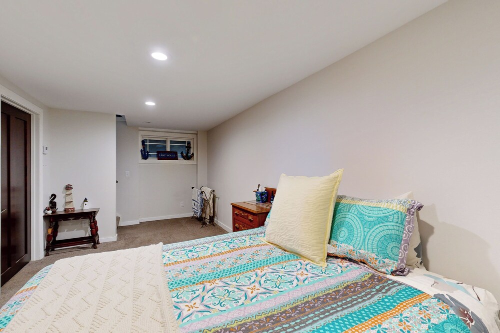 4 BR Tranquil Lakefront Retreat w/ Fire Pit