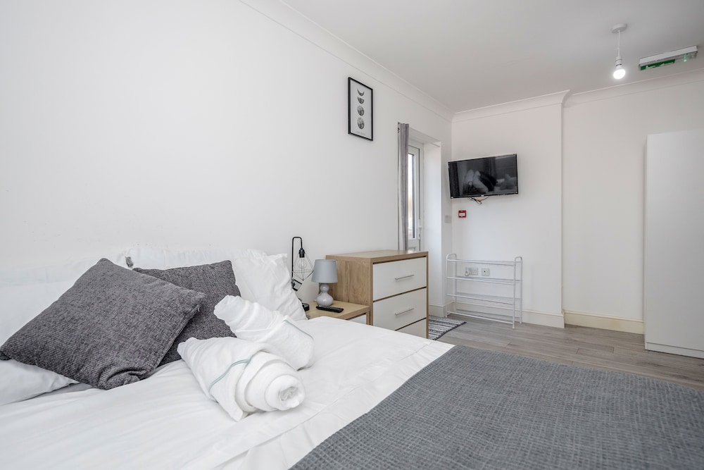 Remarkable 1-bed Studio in Dagenham view 5