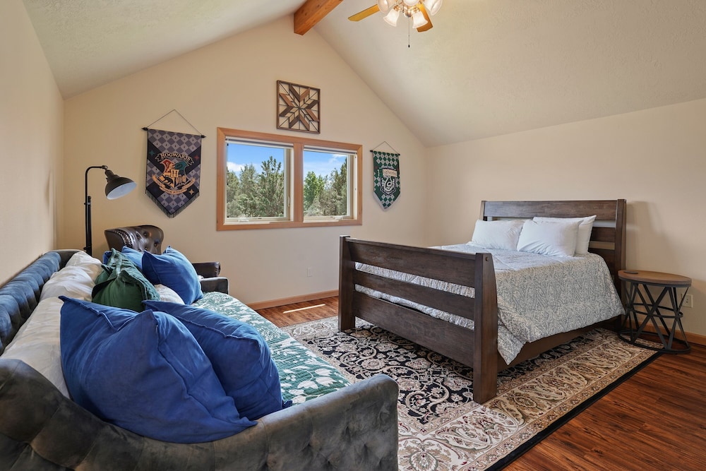 Family-Friendly Dara Oaks Home with Private Hot Tub and BBQ on the Deck by RedAwning