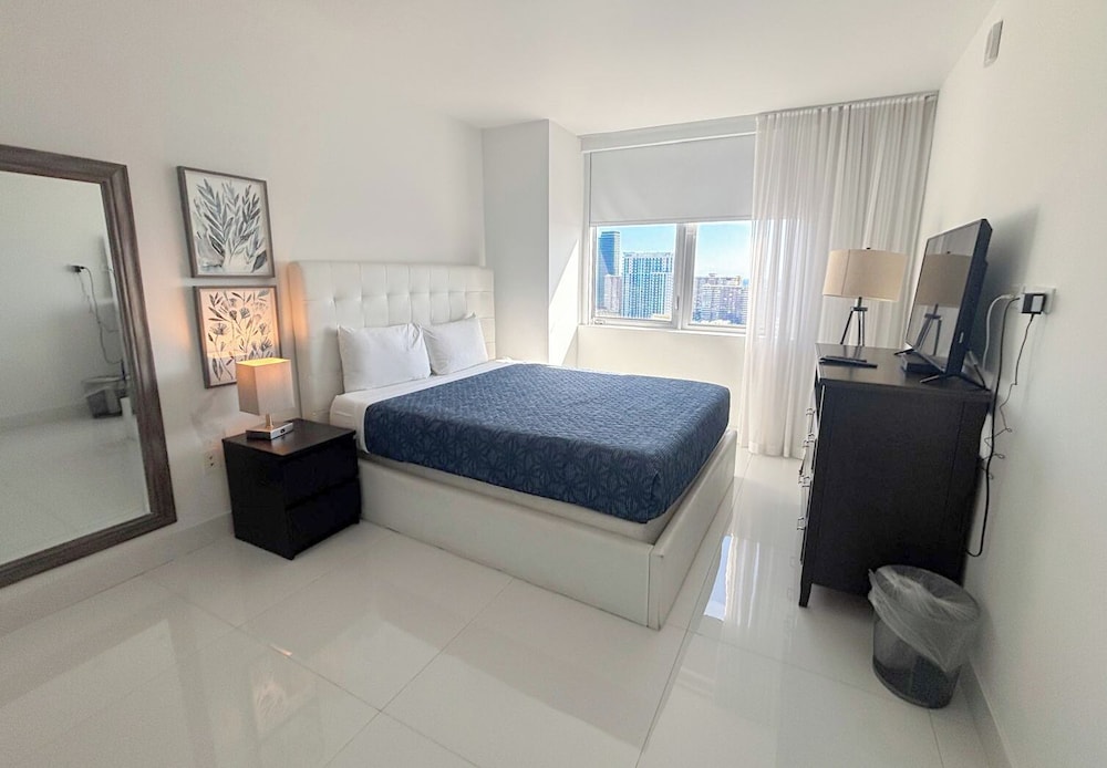 Luxury 3-BR Apartment with Stunning City