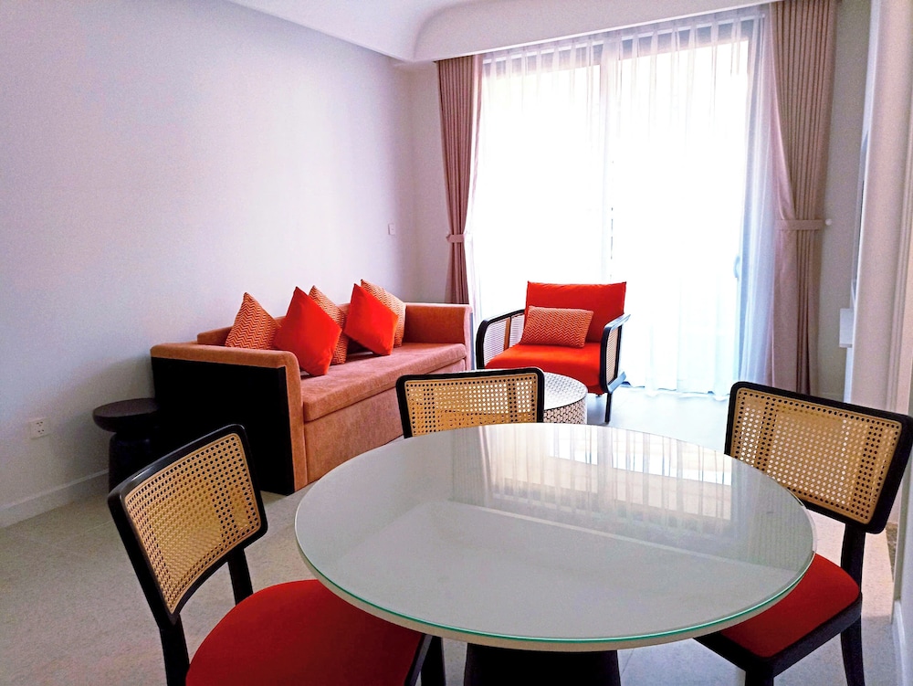 2 Bedrooms Apartment In Sunset Town
