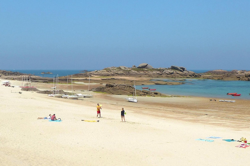 Holiday Home in Port-blanc Near Sandy Beaches