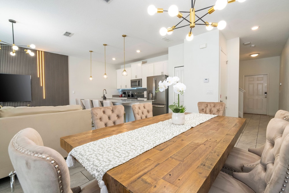 Beautiful 4 BR Close to Disney