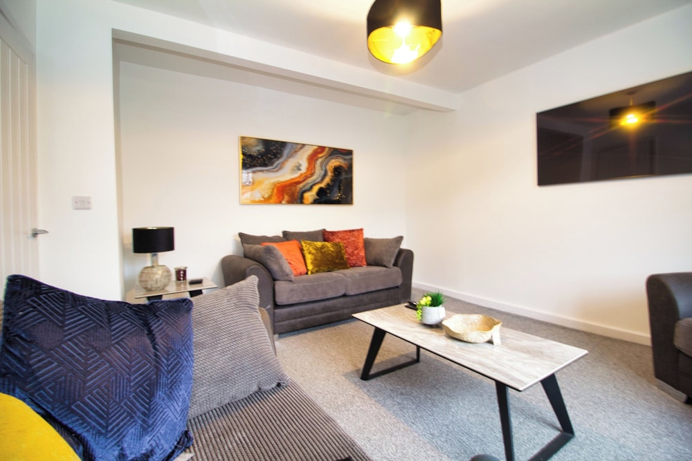 Spacious 3 Bed House - Newly Refurbished
